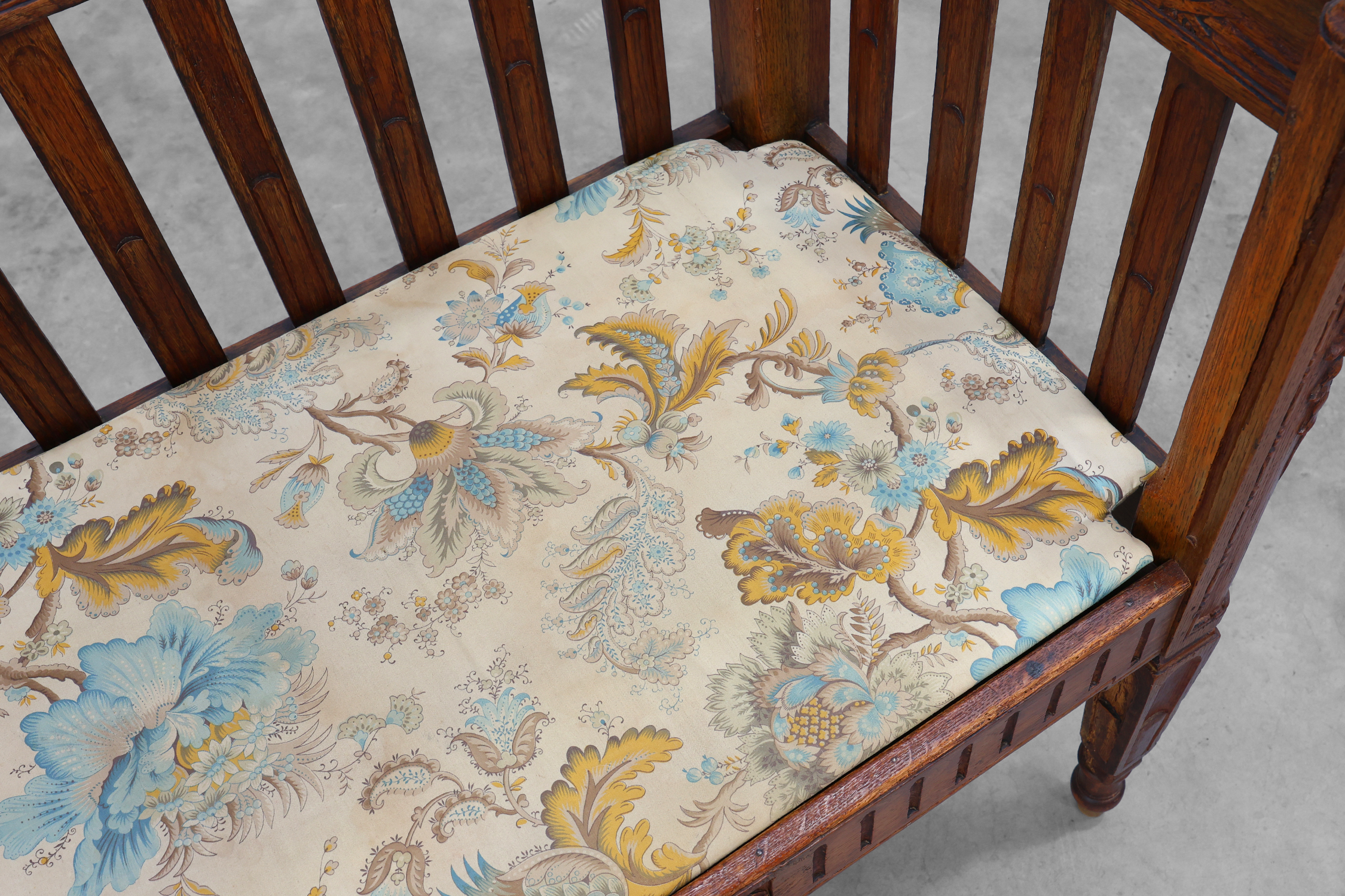 Large Arts & Crafts oak side chair, Belgium ca. 1915 thumbnail